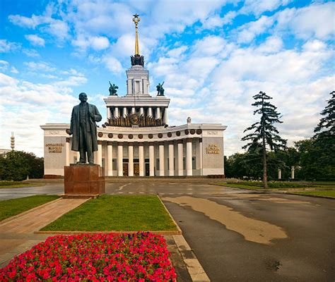 190+ Lenin Statue Moscow Russia Stock Photos, Pictures & Royalty-Free ...