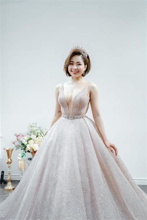 Hot girl Trâm Anh bất ngờ mặc váy cưới cực nóng bỏng