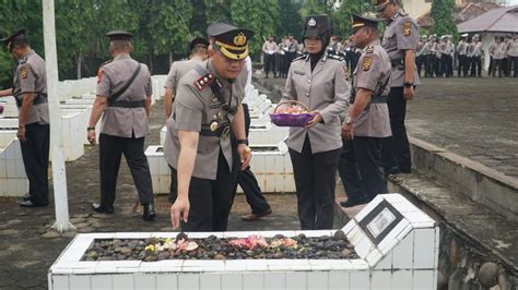 Polres Prabumulih Gelar Upacara Ziarah Dan Tabur Bunga Di Makam