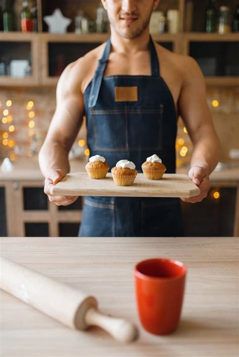 Naked Man In Der Sch Rze H Lt Tablett Mit Dessert Stockfoto Bild Von Sch N Koch