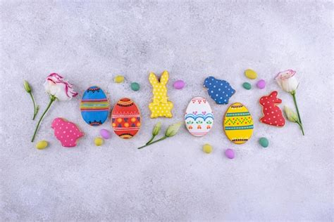 Galletas De Pascua En Forma De Huevos Y Conejito Foto Premium