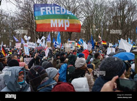 BERLIN 25 FEBRUAR 2023 Eine große Demonstration am Brandenburger