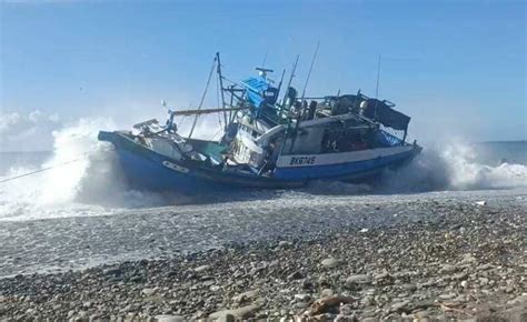 蘇拉颱風環流在台東掀長浪！掀翻漁船畫面曝光 生活 自由時報電子報