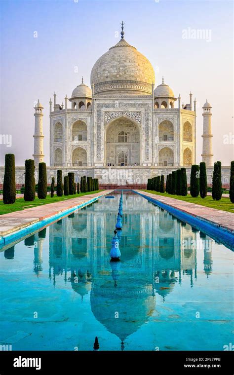 Reflection of the Taj Mahal in the reflecting pool Stock Photo - Alamy