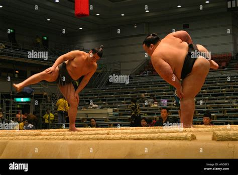 Two sumo wrestlers fotografías e imágenes de alta resolución Alamy