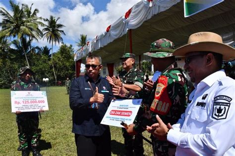 Semen Padang Serahkan Bantuan Satu Unit Bedah Rumah Dan 250 Zak Semen