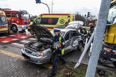 Gro Ny Wypadek Na Rondzie Maczka W Bydgoszczy Zderzy Y Si Trzy Auta