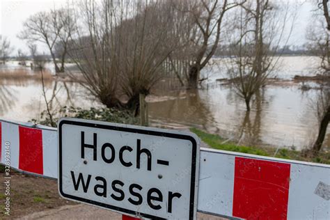 Straßensperre wegen Hochwasser Überschwemmung Überflutung und