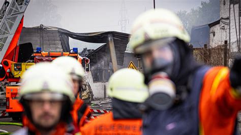 Unfall In Braunschweig F Nf Rettungskr Fte Verletzt Bei Gro Brand