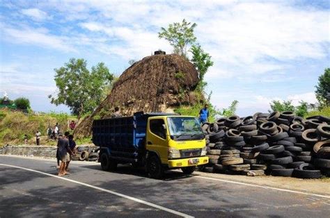 Ratusan Ban Ditumpuk Di Lokasi Tragedi Bus Pariwisata Imogiri Mau