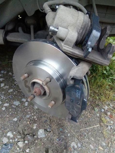 Как поменять передние тормозные колодки на Форд Фьюжн: видео