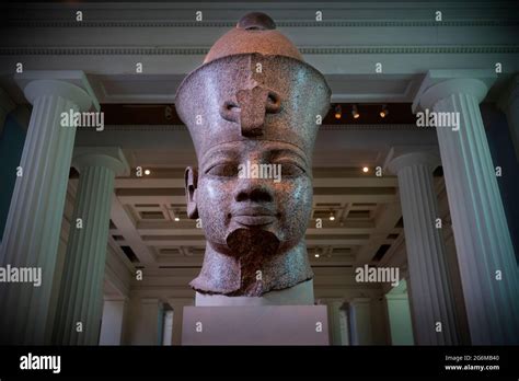 Head Of Amenhotep Iii Hi Res Stock Photography And Images Alamy