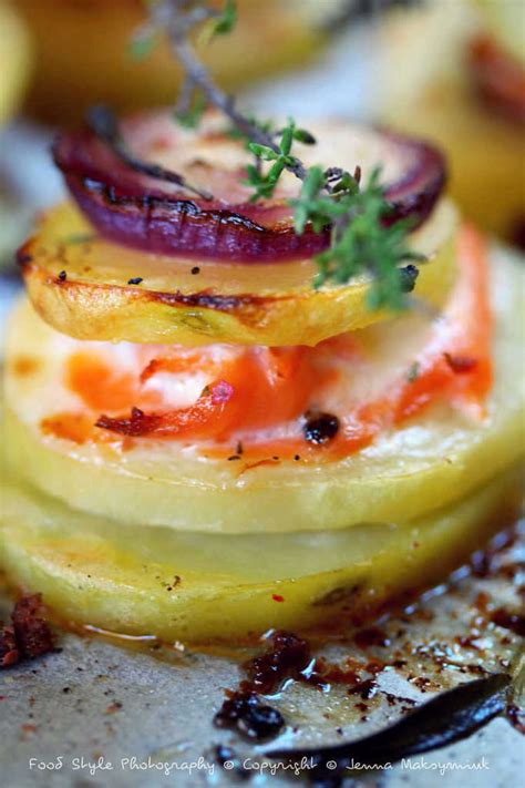 Mille feuilles de pommes de terre truite fumée et oignons rouges