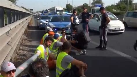 Roma La Nuova Protesta Degli Ambientalisti Sul Grande Raccordo Anulare