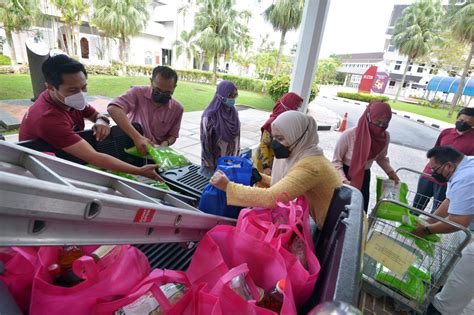 Staf HEK UTM Sumbang Bantuan Kepada Mangsa Banjir UTM NewsHub