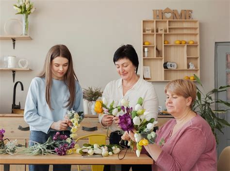 Club Social Femenino Con Flores Florecientes Foto Gratis