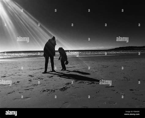 Mutter Mit Ihrer Tochter Am Strand Stockfotografie Alamy