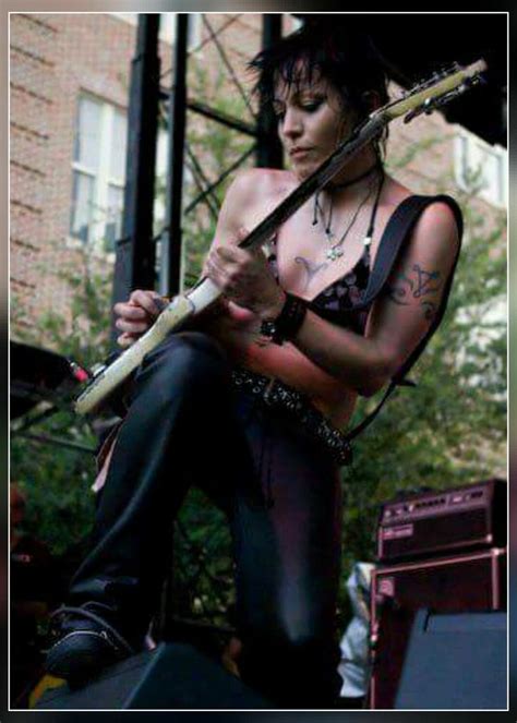 Pin by 𝐍𝐨𝐭𝐄𝐧𝐝𝟑𝟓𝟖 on JOAN JETT Joan jett Female guitarist Joan