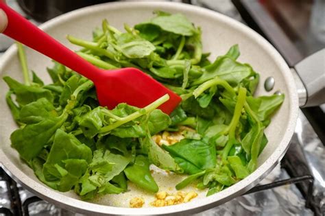 Premium Photo Spinach In The Pot Smothered With Garlic And Oil Ready