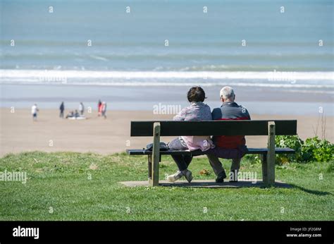 Vieux Couple Au Bord De La Mer Banque De Photographies Et Dimages à