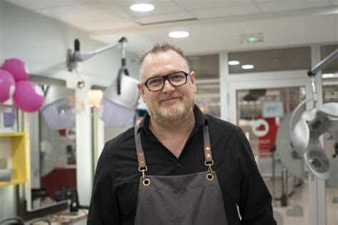 Ce coiffeur chouchoute ses clients dans une galerie fantôme à Saint