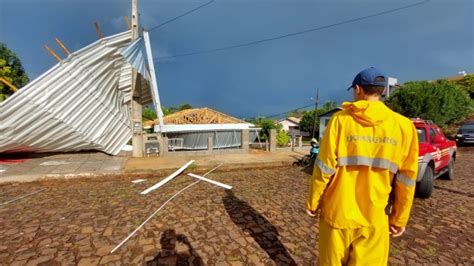 V Deo Vento Arranca Telhado De Resid Ncia E Arremessa Sobre Ve Culos