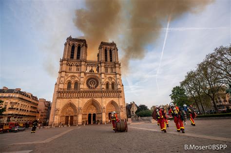 Notre Dame Il Giorno Dopo L Incendio Il Ministro Riester Le Opere