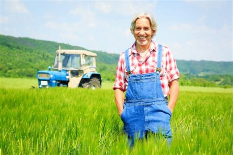 Bauer auf dem Feld - Cinestock – Lizenzfreie Cinemagraphs, VIPStocks ...