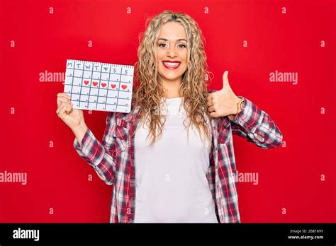 Jeune Belle Blonde Femme Tenant Calendrier De P Riode Contr Lant Le Cycle Menstruel Smiling