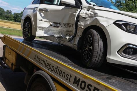 Schwerer Kreuzungscrash Zwischen Zwei Pkw Auf Wiener Stra E Bei Traun