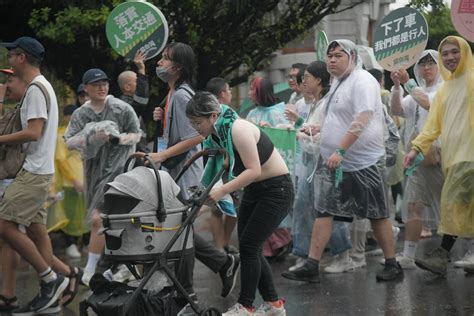 【還路於民大遊行】豪雨中2 5萬人到場 台南「行人地獄」受害女童家屬北上力挺 上報 焦點