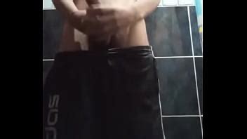 Jovencito pirocudo jugando al pequeño con su gran polla XVIDEOS