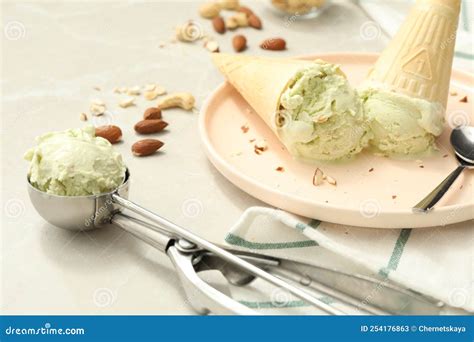 Delicioso Helado De Pistacho En Conos De Wafer Con Nueces Picadas En El