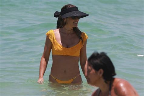 Flávia Alessandra curte praia Otaviano Costa e a filha Olívia