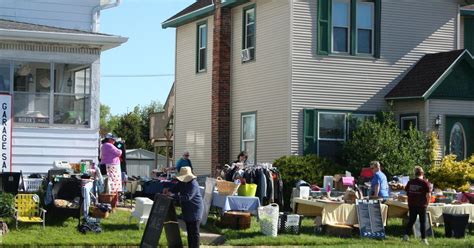 Garage sale days bring shoppers to Waunakee | Local | hngnews.com
