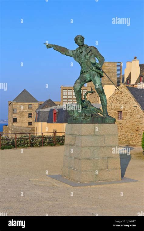 Statue du corsaire français Robert Surcouf 1773 1827 d Alfred