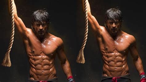 Shah Rukh Khan Flaunts His Ripped Abs In Leaked Shirtless Picture From