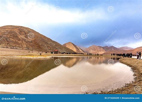 Lac De Sel De Pangong En Himalayas Image stock Image du étang