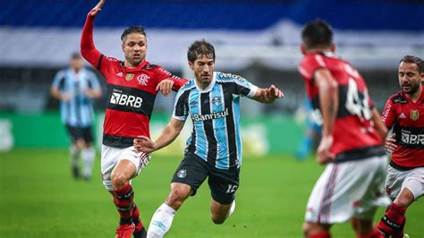 Vidente joga as cartas e define quem vence em Flamengo x Grêmio