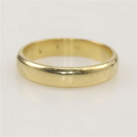 18kt Gold Engraved Band | Property Room