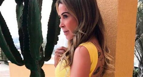 Mulher maravilhosa Zilu Camargo posta foto de look colado e realça