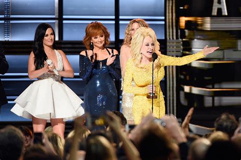 Dolly Parton Given Willie Nelson Lifetime Achievement Award