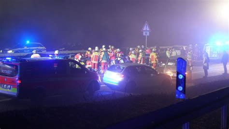 Aichtal Zwei Tote Und Verletzte Bei Schwerem Unfall Im Nebel Der