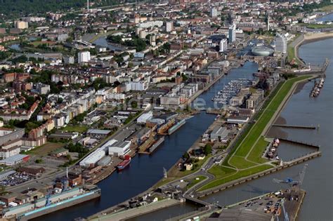 Luftaufnahme Bremerhaven Stadtansicht Am Ufer Des Flussverlaufes Der