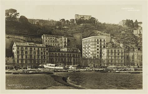 Napoli Mergellina Con La Collina Di Posillipo Dall Omonima Spiaggia