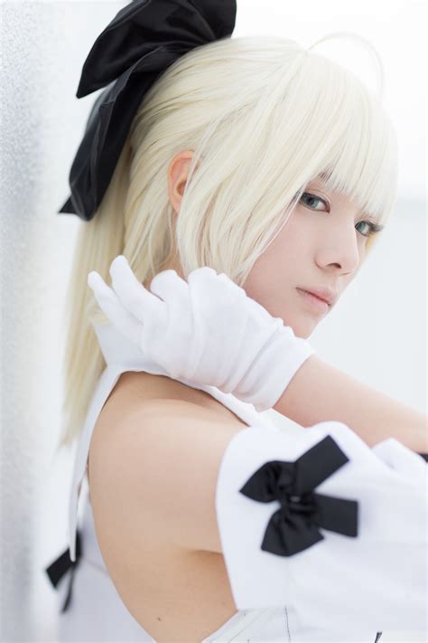 This Saber Lily Cosplay by Usakichi Shows off the Feminine Qualities That Saber Lacks - Haruhichan