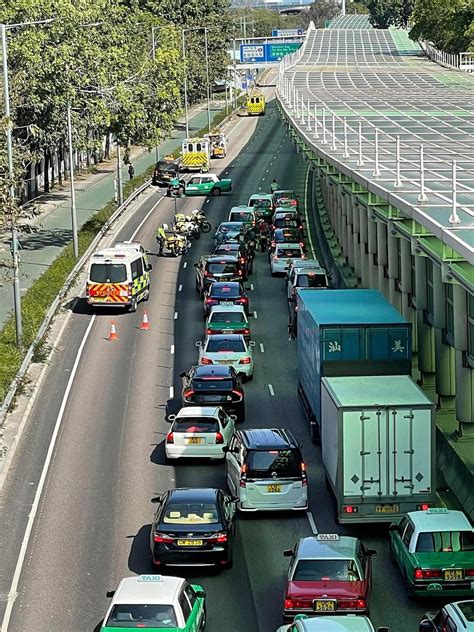 屯門公路的士與客貨車相撞 交通一度擠塞 星島日報