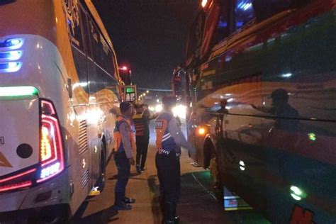 Foto Gara Gara Banyak Bus Pariwisata Parkir Sembarangan Dan Bikin