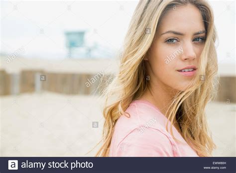 Porträt ernst blonde Frau am Strand Stockfotografie Alamy