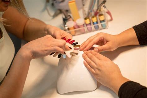 Coller Des Faux Ongles Sans Colle Nos Astuces